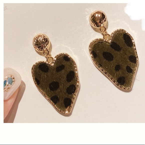 💕3/$30 Ray Gold Heartstone Earrings - Picture 2 of 2